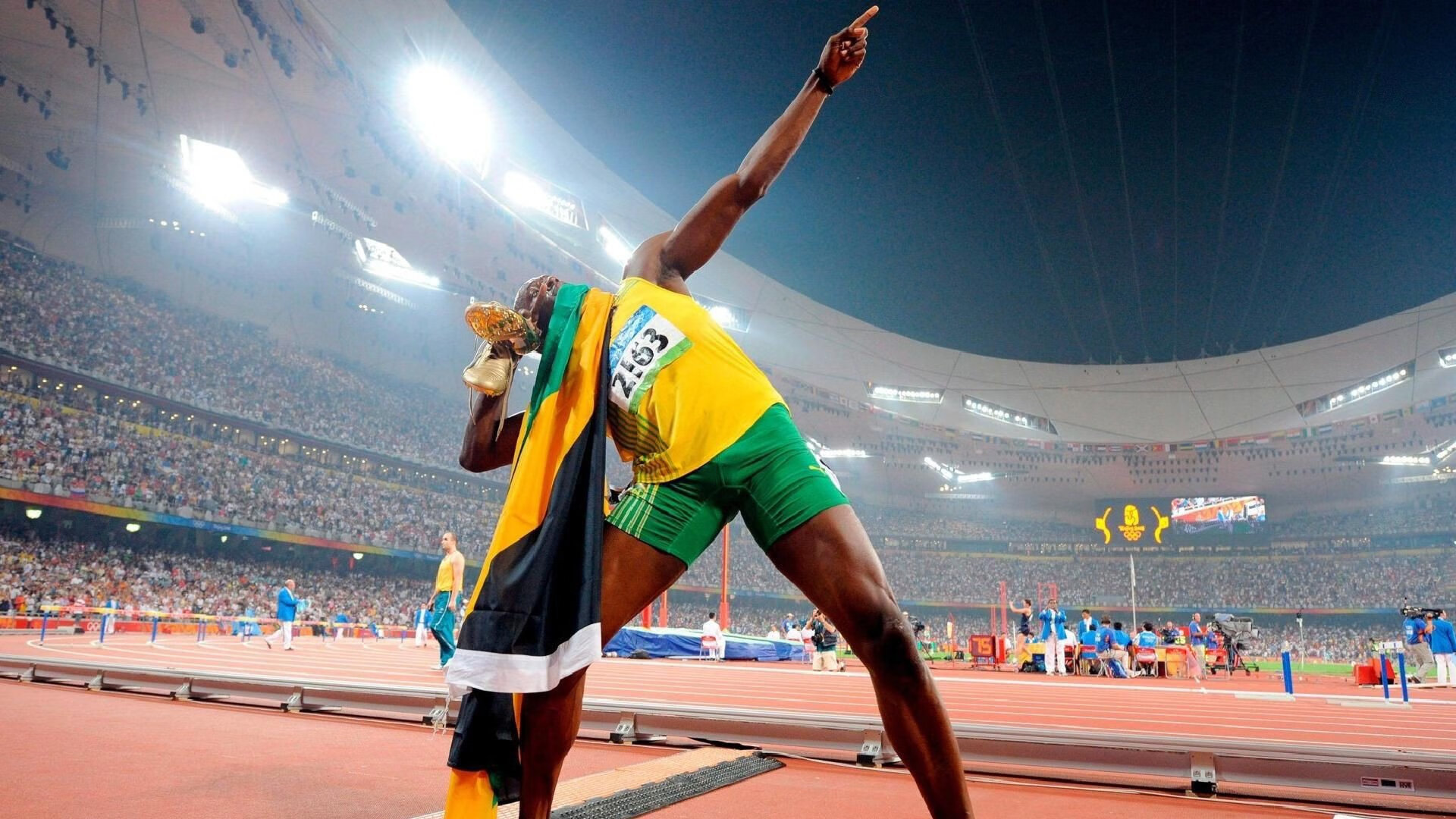 开云官网-青少年篮球锦标赛：库里做客现场，现场投中长距离三分带动氛围！